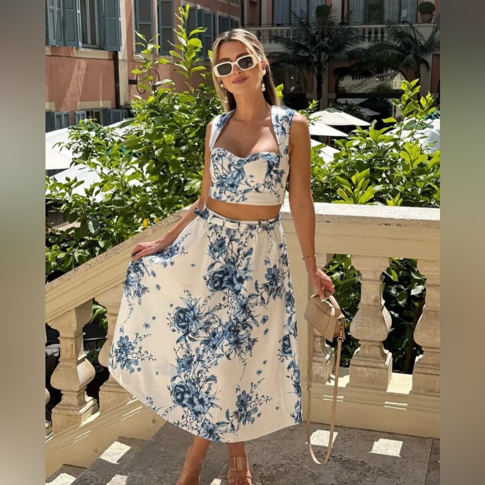 ZARA mid-rise a-line skirt with belt, blue white floral print. M NWT